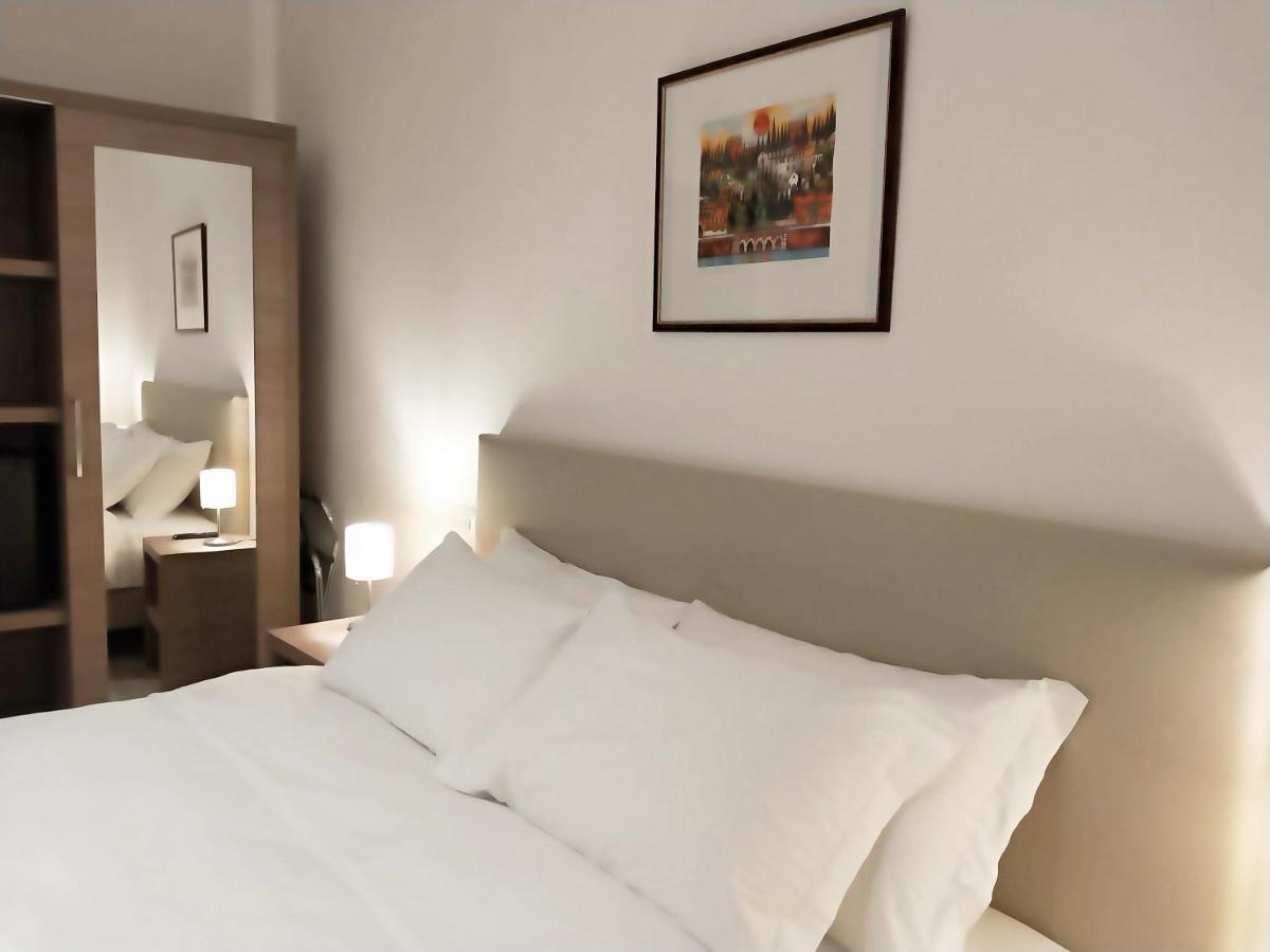 Via Poma Apartments&Rooms Verona Bagian luar foto